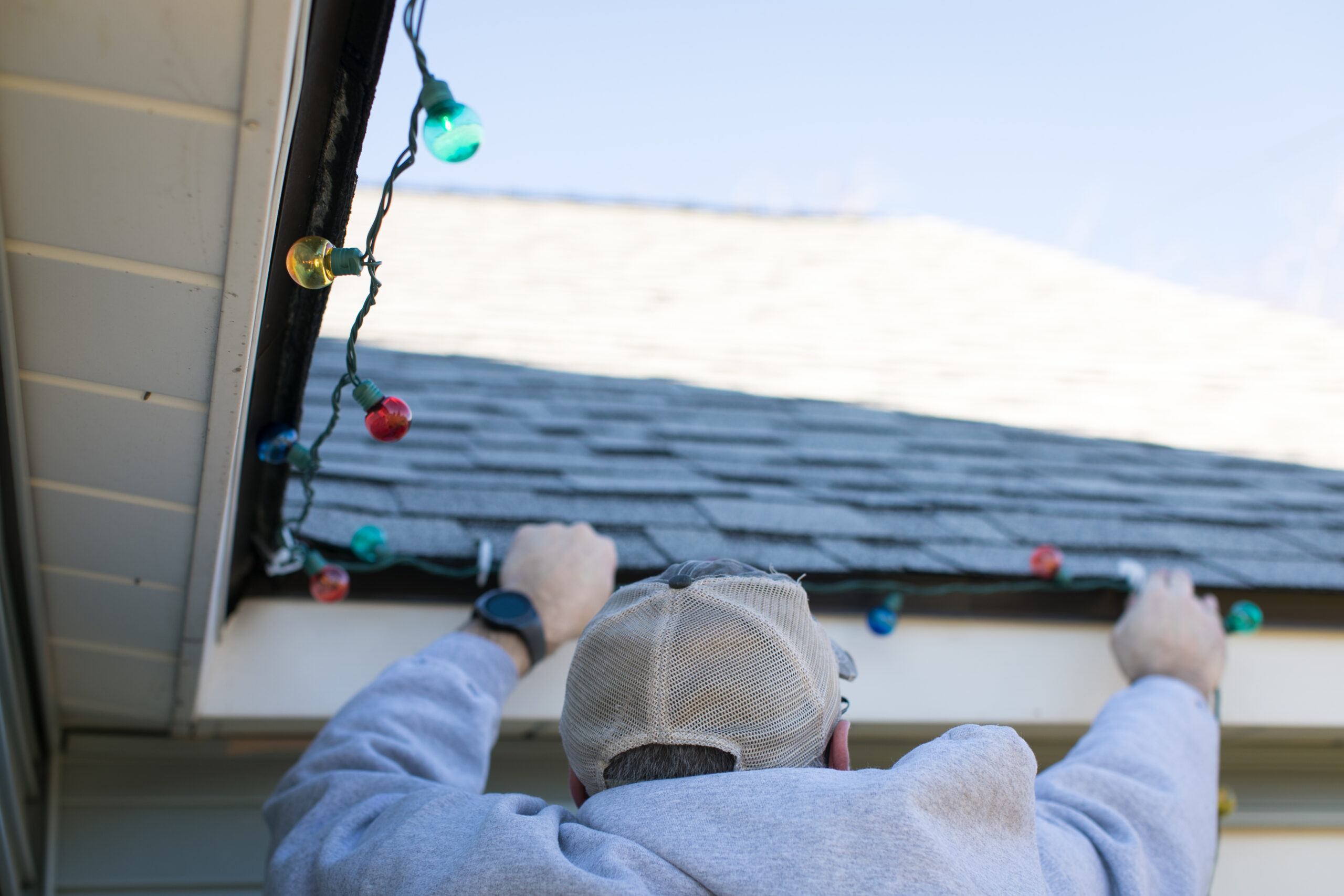 How to Hang Christmas Lights on Gutters